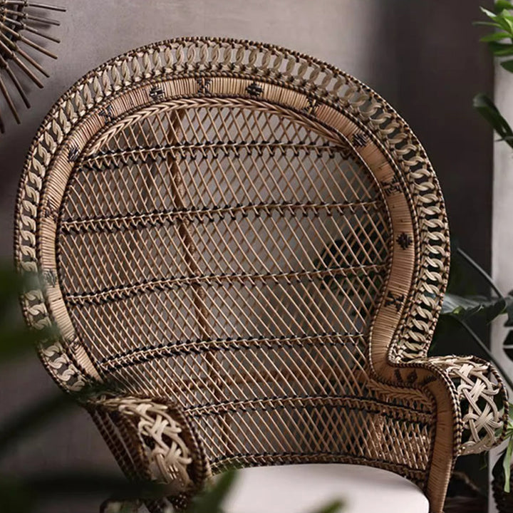 Zeitgenössischer Boho handgewebter indonesischer Rattan-Akzentstuhl - Hochlehner Pfauen-Rattan-Loungesessel mit wasserdichtem Stoffkissen für das Wohnzimmer 