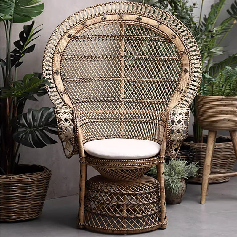 Zeitgenössischer Boho handgewebter indonesischer Rattan-Akzentstuhl - Hochlehner Pfauen-Rattan-Loungesessel mit wasserdichtem Stoffkissen für das Wohnzimmer 