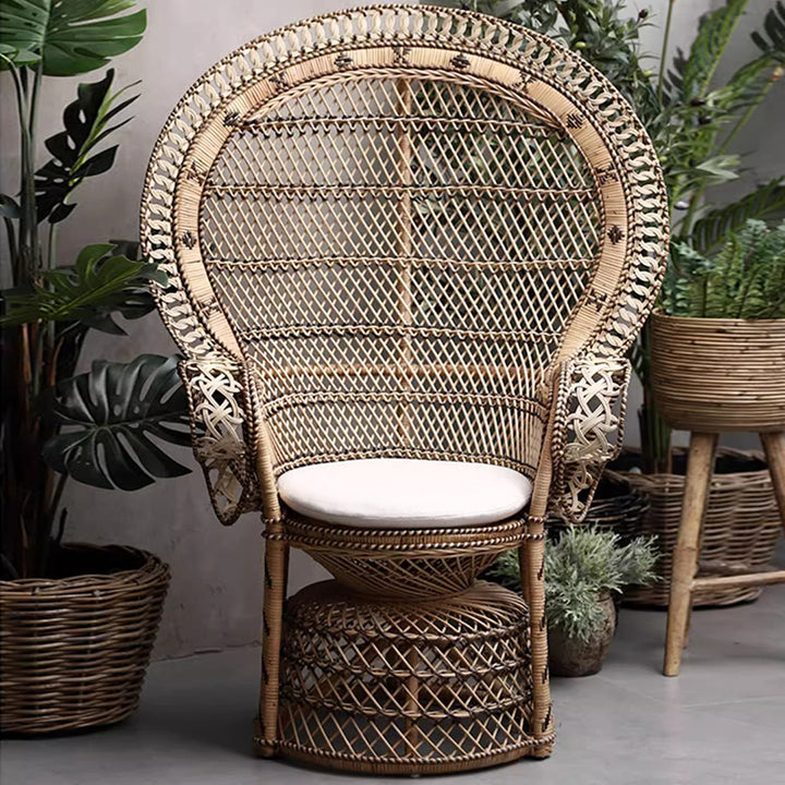 Zeitgenössischer Boho handgewebter indonesischer Rattan-Akzentstuhl - Hochlehner Pfauen-Rattan-Loungesessel mit wasserdichtem Stoffkissen für das Wohnzimmer 