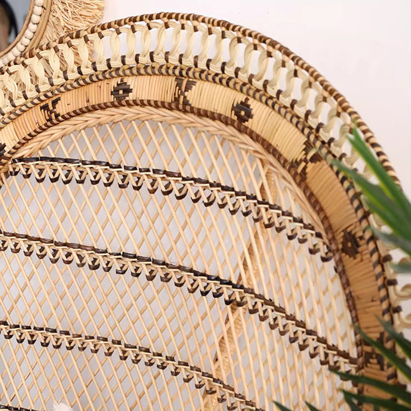Zeitgenössischer Boho handgewebter indonesischer Rattan-Akzentstuhl - Hochlehner Pfauen-Rattan-Loungesessel mit wasserdichtem Stoffkissen für das Wohnzimmer 