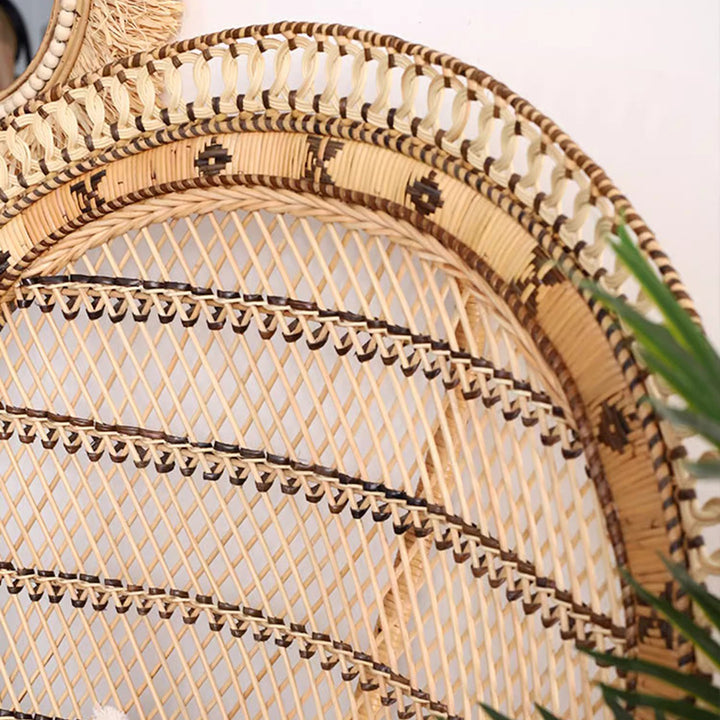 Zeitgenössischer Boho handgewebter indonesischer Rattan-Akzentstuhl - Hochlehner Pfauen-Rattan-Loungesessel mit wasserdichtem Stoffkissen für das Wohnzimmer 