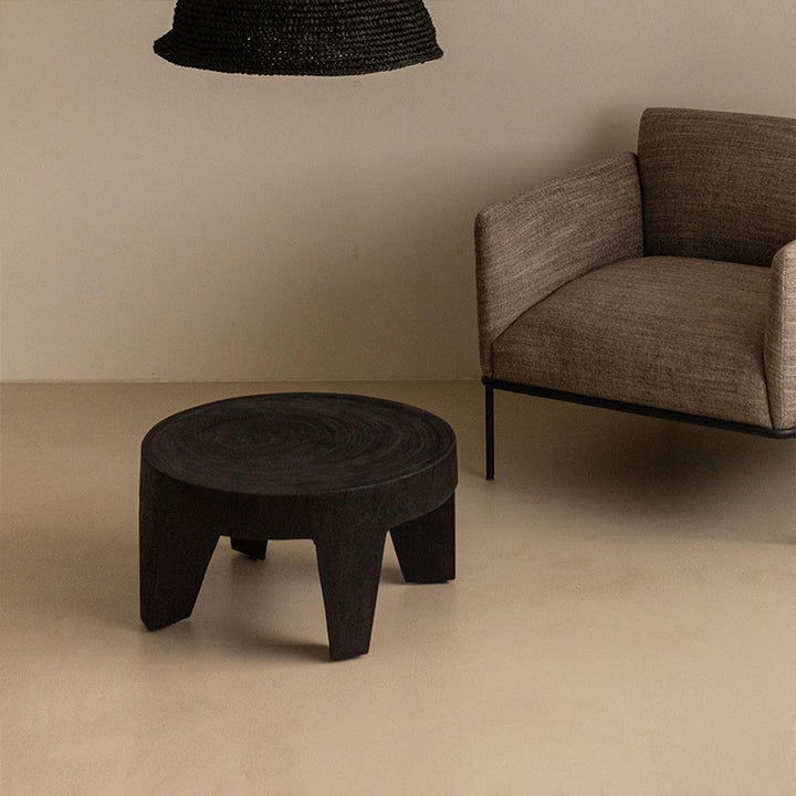 Table basse ronde traditionnelle rustique en bois massif - table sculpturale basse fabriquée à la main pour le salon 