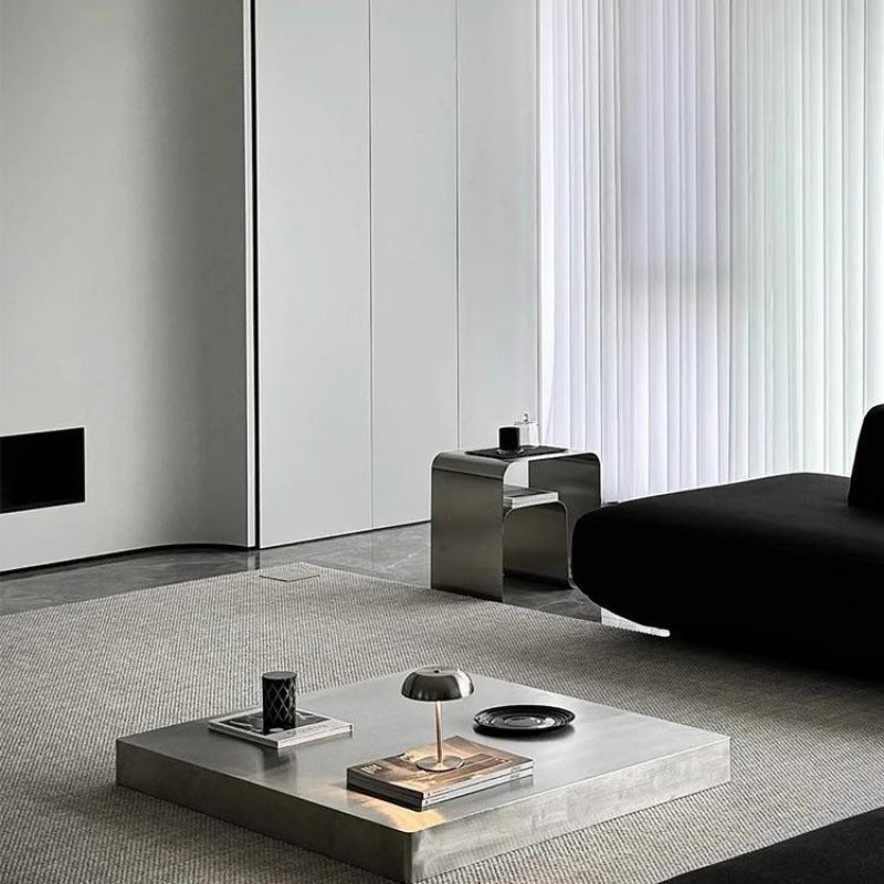 Moderner minimalistischer rechteckiger Couchtisch aus Edelstahl mit niedrigem Profil, 1-stufig, für das Wohnzimmer 