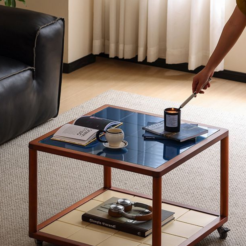 Moderner nordischer quadratischer mobiler Couchtisch aus gehärtetem Glas und Kautschukholz mit 2 Ebenen fürs Wohnzimmer 