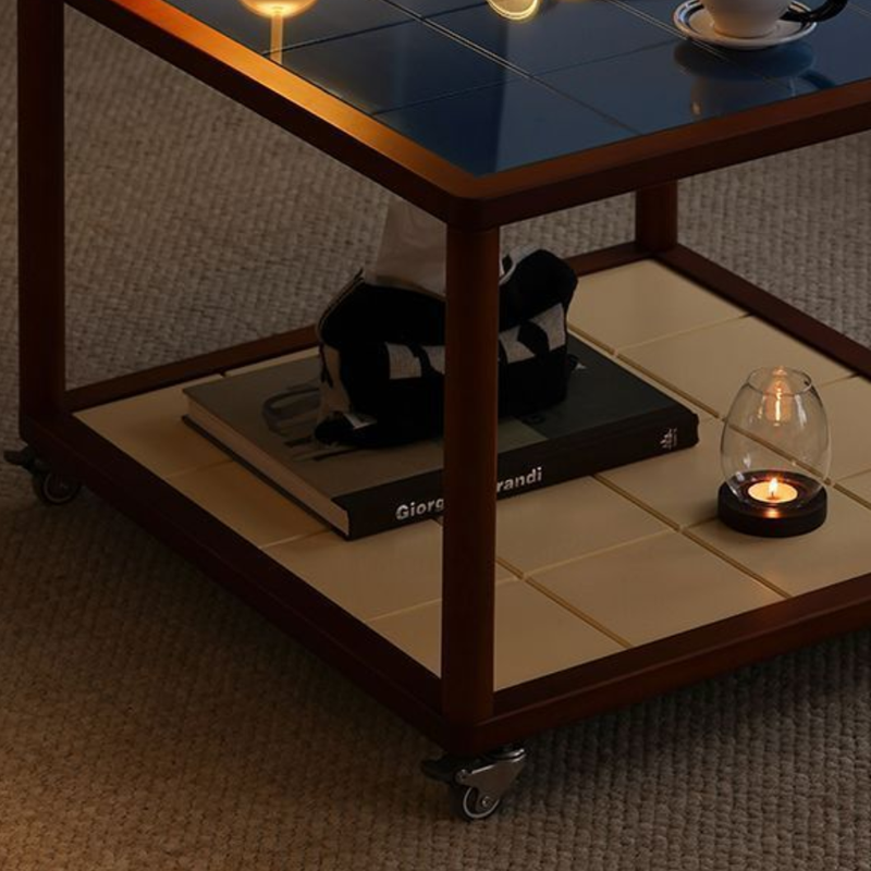 Moderner nordischer quadratischer mobiler Couchtisch aus gehärtetem Glas und Kautschukholz mit 2 Ebenen fürs Wohnzimmer 
