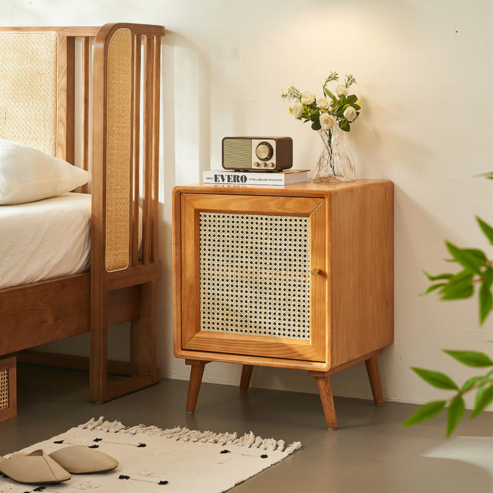 Moderner Mid-Century Nachttisch aus massivem Holz & Rattan mit rechtec – BulbSquare