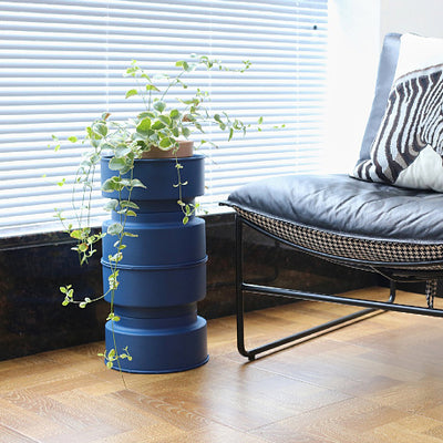 Table d'appoint cylindrique en métal nordique contemporain pour le salon 
