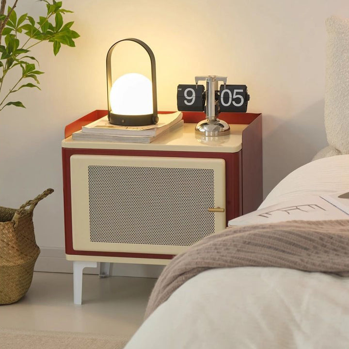 Mesita de noche moderna de mediados de siglo cuadrada de chapa de acero laminado en frío galvanizado perforado con 1 gabinete para dormitorio 