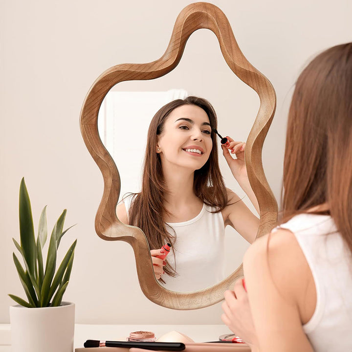 مرآة حائط زجاجية مقوّاة بإطار خشب المطاط المتموج غير المنتظم التقليدي الفرنسي لغرفة النوم 