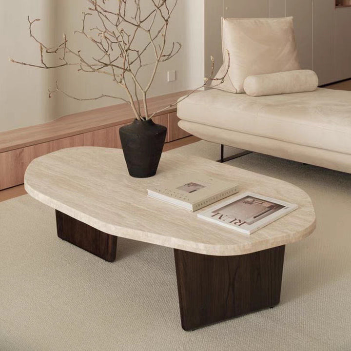 Traditioneller japanischer Couchtisch aus Holz mit unregelmäßig ovaler Steinplatte aus natürlichem Travertin für das Wohnzimmer 