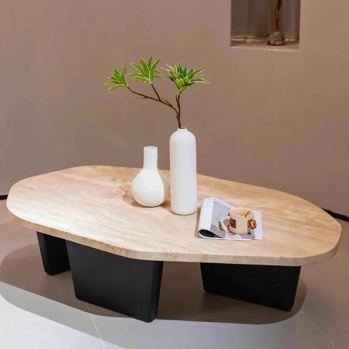Traditioneller japanischer Couchtisch aus Holz mit unregelmäßig ovaler Steinplatte aus natürlichem Travertin für das Wohnzimmer 