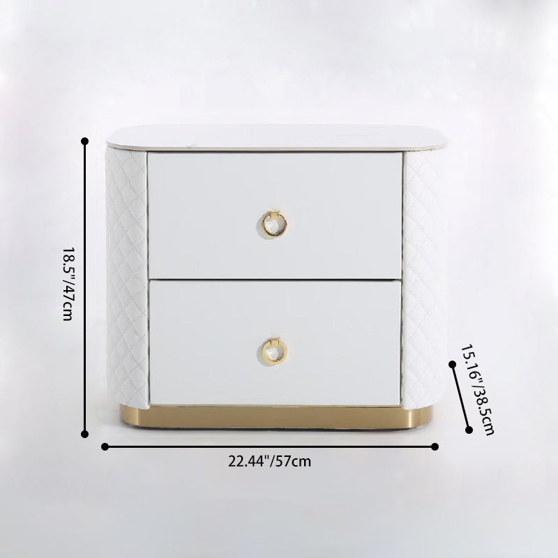 Table de chevet en cuir matelassé de luxe moderne à 2 tiroirs - base dorée et plateau en marbre, table de nuit glamour avec surpiqûres diamant pour chambre à coucher 