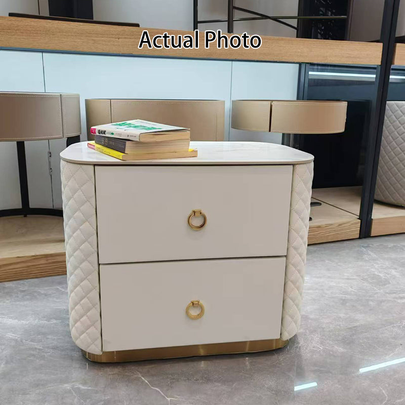 Table de chevet en cuir matelassé de luxe moderne à 2 tiroirs - base dorée et plateau en marbre, table de nuit glamour avec surpiqûres diamant pour chambre à coucher 