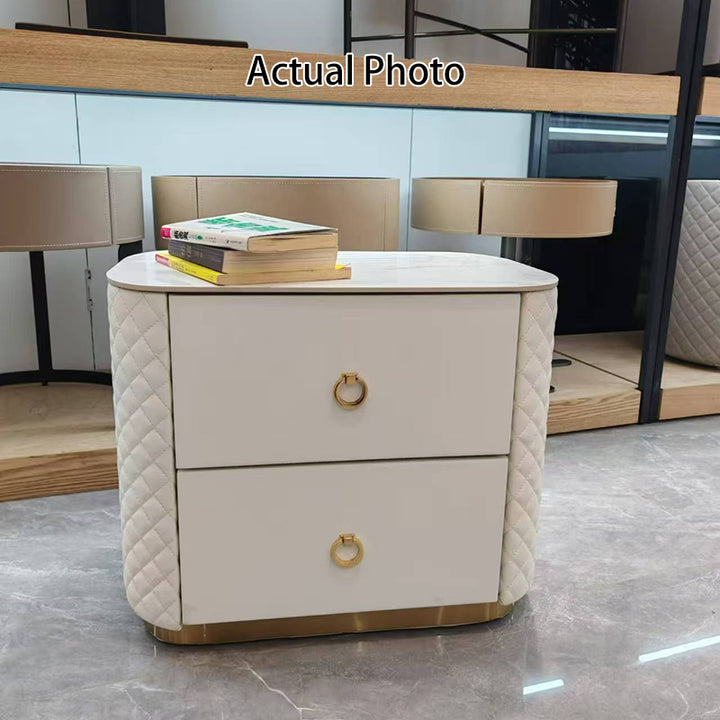 Table de chevet en cuir matelassé de luxe moderne à 2 tiroirs - base dorée et plateau en marbre, table de nuit glamour avec surpiqûres diamant pour chambre à coucher 