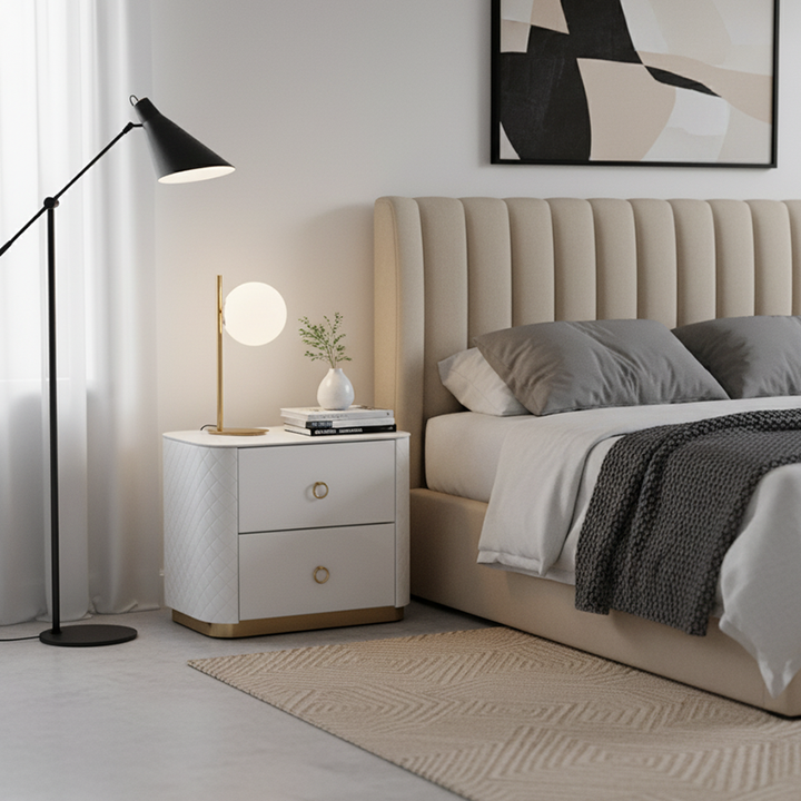 Table de chevet en cuir matelassé de luxe moderne à 2 tiroirs - base dorée et plateau en marbre, table de nuit glamour avec surpiqûres diamant pour chambre à coucher 