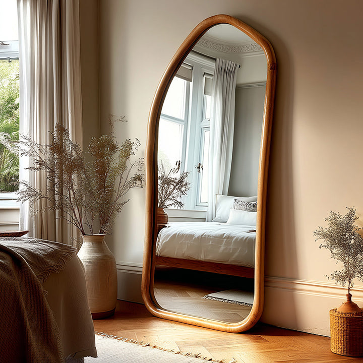 Traditioneller Vintage Spiegel aus Kiefernholz mit unregelmäßiger Form und gehärtetem Glas in voller Länge für das Wohnzimmer 