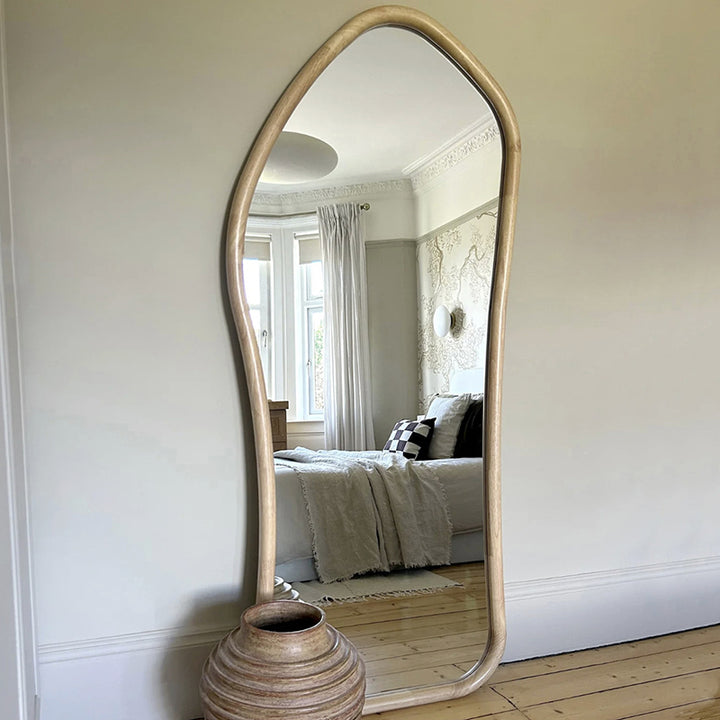 Traditioneller Vintage Spiegel aus Kiefernholz mit unregelmäßiger Form und gehärtetem Glas in voller Länge für das Wohnzimmer 