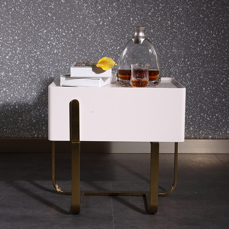 Table de chevet moderne de luxe mat beige : design flottant en acier inoxydable revêtu de titane, avec un seul tiroir, pour chambre à coucher 