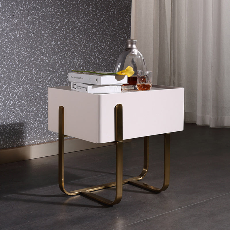 Table de chevet moderne de luxe mat beige : design flottant en acier inoxydable revêtu de titane, avec un seul tiroir, pour chambre à coucher 