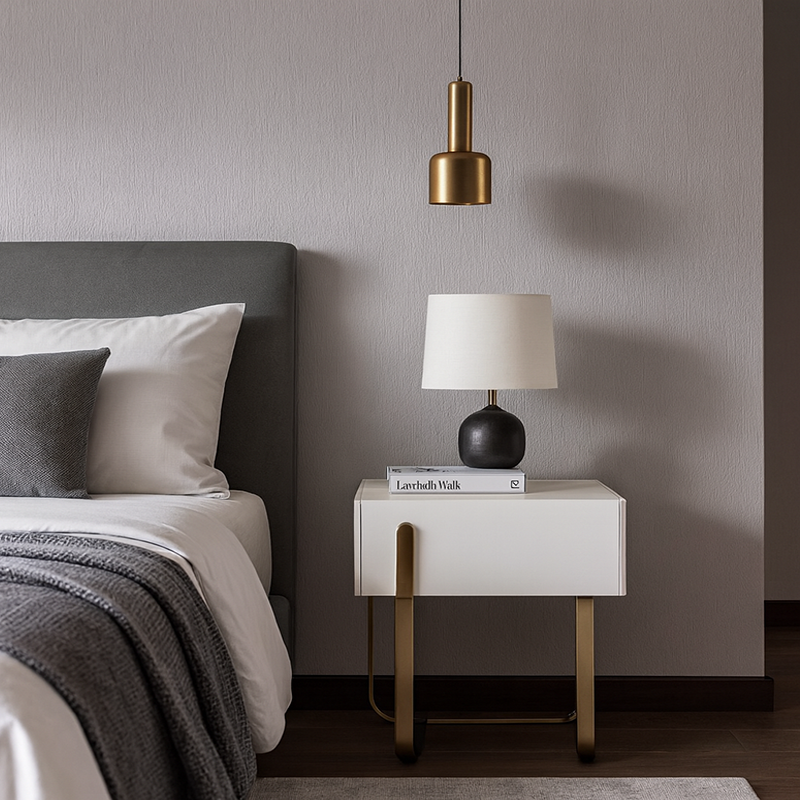 Table de chevet moderne de luxe mat beige : design flottant en acier inoxydable revêtu de titane, avec un seul tiroir, pour chambre à coucher 