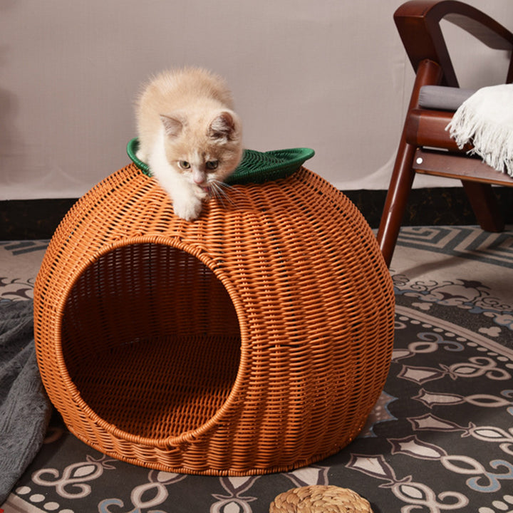 Lit pour chat tissé à la main en faux rotin en PP/PE, tissu velours, forme ronde orange, style contemporain et créatif, pour chambre et salon 