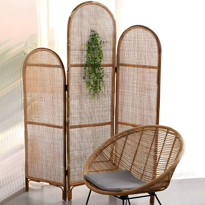 Traditioneller chinesischer Holzfarbener Dreifachschirm: Natürlicher indonesischer Rattan &amp; handgewebt - Asymmetrisches gestuftes Design Raumteiler für das Wohnzimmer 