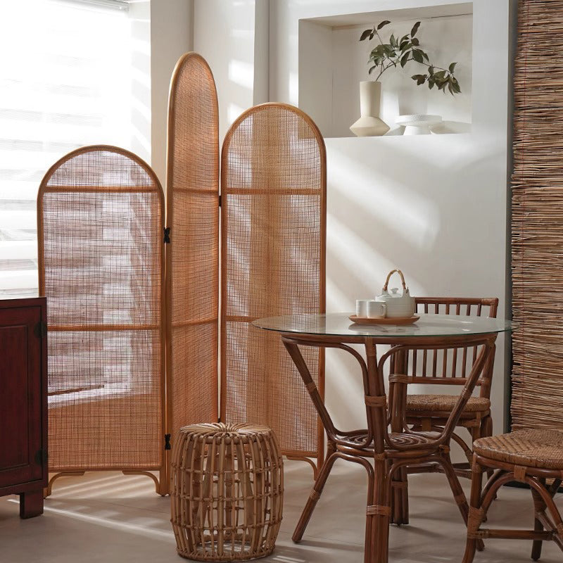 Traditioneller chinesischer Holzfarbener Dreifachschirm: Natürlicher indonesischer Rattan &amp; handgewebt - Asymmetrisches gestuftes Design Raumteiler für das Wohnzimmer 