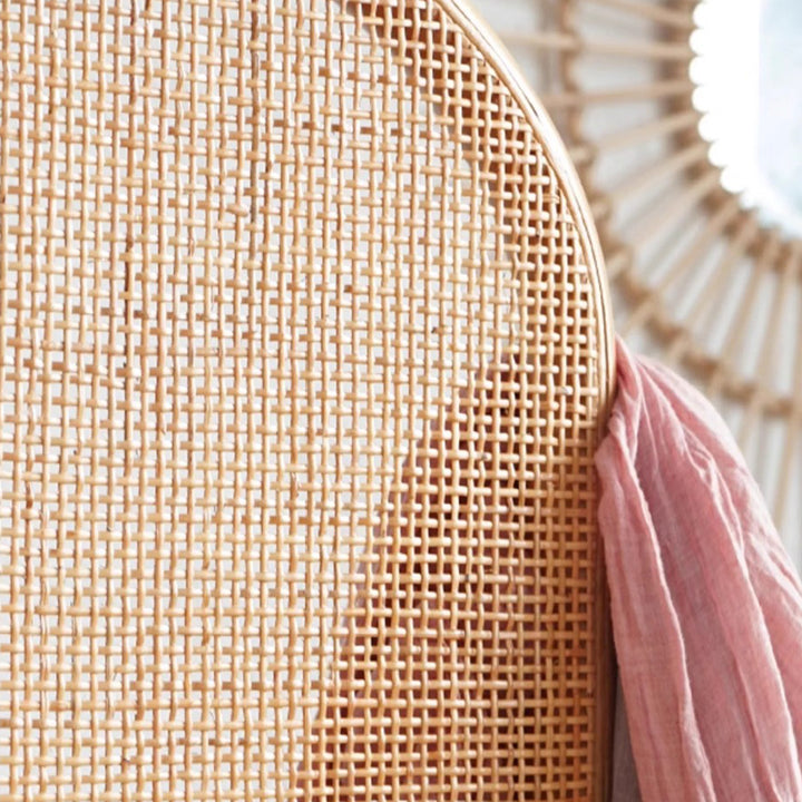 Traditioneller chinesischer Holzfarbener Dreifachschirm: Natürlicher indonesischer Rattan &amp; handgewebt - Asymmetrisches gestuftes Design Raumteiler für das Wohnzimmer 