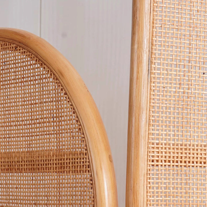 Traditioneller chinesischer Holzfarbener Dreifachschirm: Natürlicher indonesischer Rattan &amp; handgewebt - Asymmetrisches gestuftes Design Raumteiler für das Wohnzimmer 
