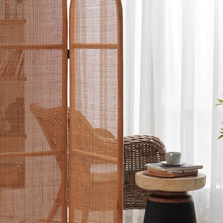 Traditioneller chinesischer Holzfarbener Dreifachschirm: Natürlicher indonesischer Rattan &amp; handgewebt - Asymmetrisches gestuftes Design Raumteiler für das Wohnzimmer 