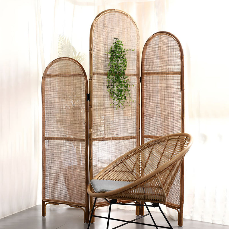 Traditioneller chinesischer Holzfarbener Dreifachschirm: Natürlicher indonesischer Rattan &amp; handgewebt - Asymmetrisches gestuftes Design Raumteiler für das Wohnzimmer 