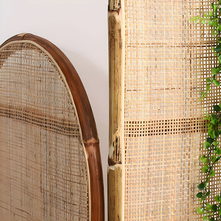 Traditioneller chinesischer Holzfarbener Dreifachschirm: Natürlicher indonesischer Rattan &amp; handgewebt - Asymmetrisches gestuftes Design Raumteiler für das Wohnzimmer 