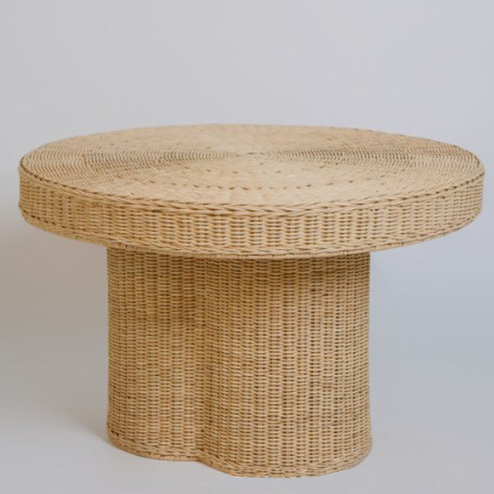 Zeitgenössischer skandinavischer runder Couchtisch: Natürlicher indonesischer Rattan &amp; handgewebt - Holztisch für das Wohnzimmer 