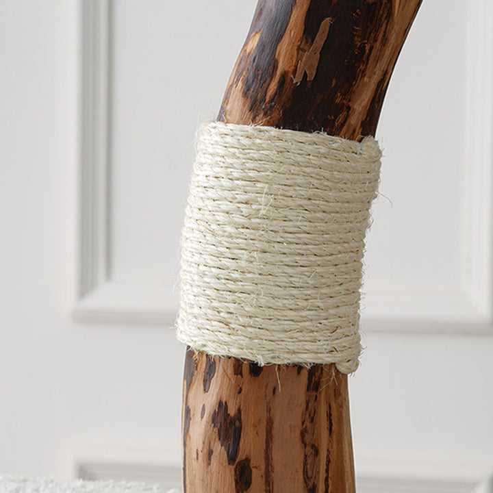 Arbre à chat contemporain et créatif en panneaux de particules ronds, bois fruitier naturel, tissu velours et sisal pour salon 