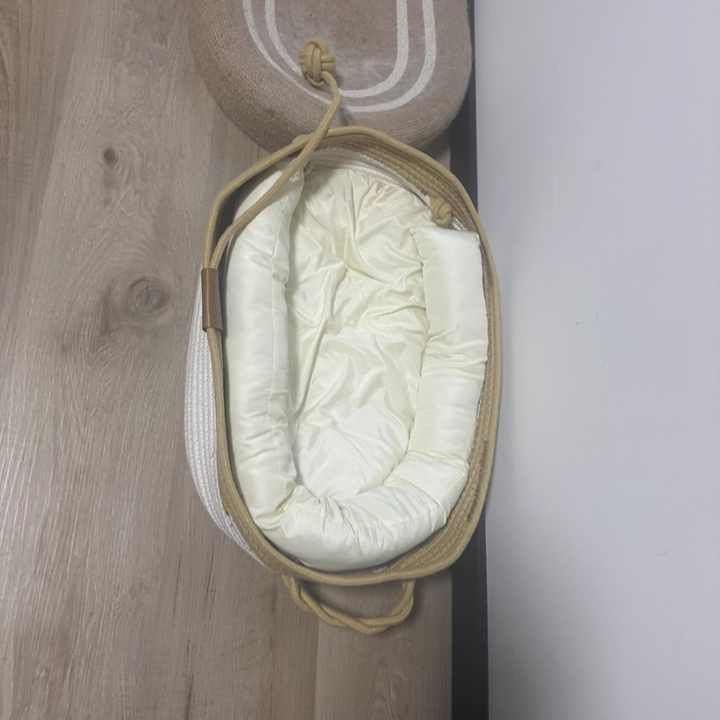 Cama para gatos tejida con cuerda de lino-algodón ovalada contemporánea escandinava para sala de estar y dormitorio 