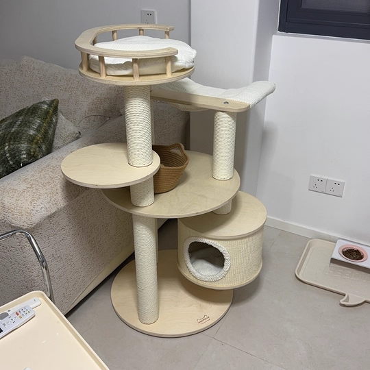 Zeitgenössischer skandinavischer runder mehrschichtiger Massivholzplatten-Spanplatten-Faserplatten-Samtstoff-Papierseil-Papiertube-Kratzbaum 5-stufig für Wohnzimmer 