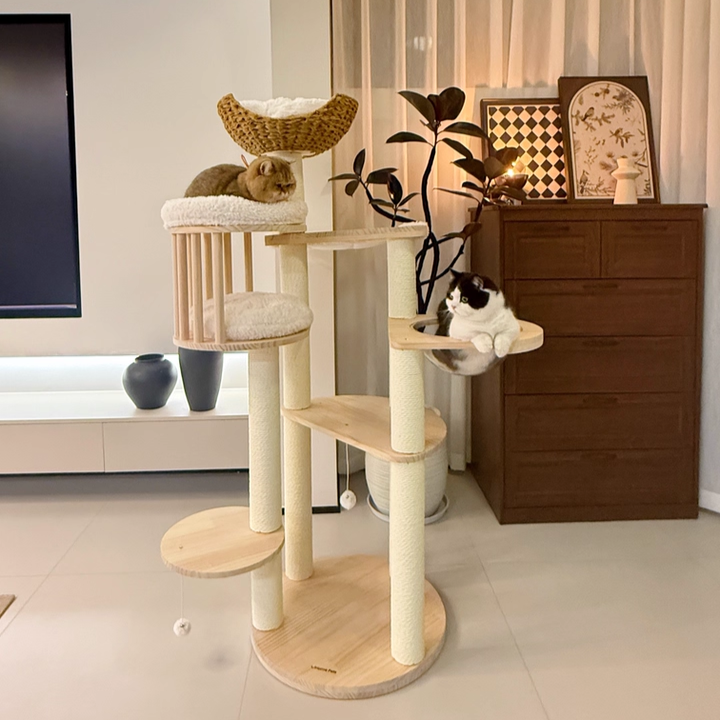 Árbol para gatos contemporáneo escandinavo redondo de madera maciza de pino con imitación de ratán, tela de terciopelo y cuerda de papel kraft de 5 niveles para sala de estar 
