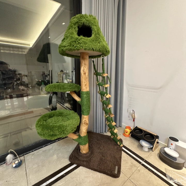 Arbre à chat contemporain créatif rond en panneau de particules en bois fruitier naturel, sisal et tissu velours, 4 niveaux pour salon 