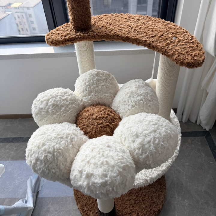 Arbre à chat contemporain scandinave à 5 niveaux en panneau de fibres de densité moyenne, tissu velours, corde de chanvre, tube en papier et acrylique pour chambre à coucher 