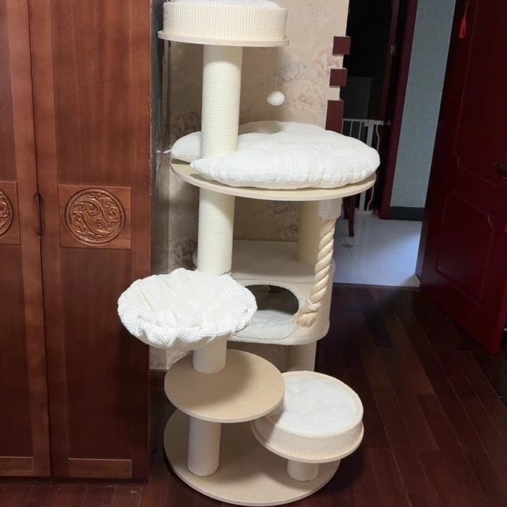 Zeitgenössischer skandinavischer runder Katzenbaum aus Sperrholz, Samtstoff, Papierseil, Sisal und Acryl, 6-stufig, für das Wohnzimmer 