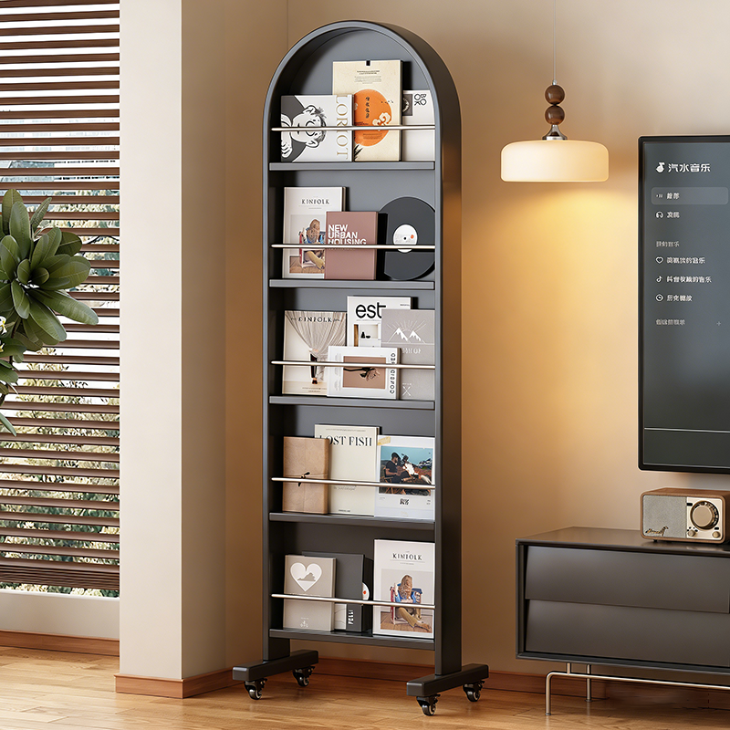 Zeitgenössisches nordisches Gummibaumholz Edelstahl Glas Ellipse Ganzkörperspiegel Bücherregal 5-stufiges bewegliches drehbares Aufbewahrungsregal für das Wohnzimmer 