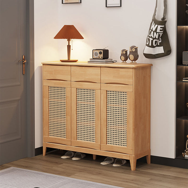 Moderner minimalistischer Schuhschrank aus Gummibaum-Multilagenholzpaneelen und Rattan-Optik, rechteckig, 3-stufig, für den Eingangsbereich 