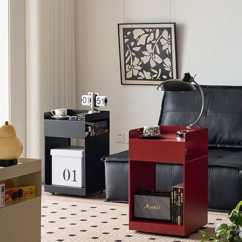 Zeitgenössischer Retro-Karbonstahl quadratischer beweglicher Beistelltisch 3-stufig mit versteckten Rollen für das Wohnzimmer 