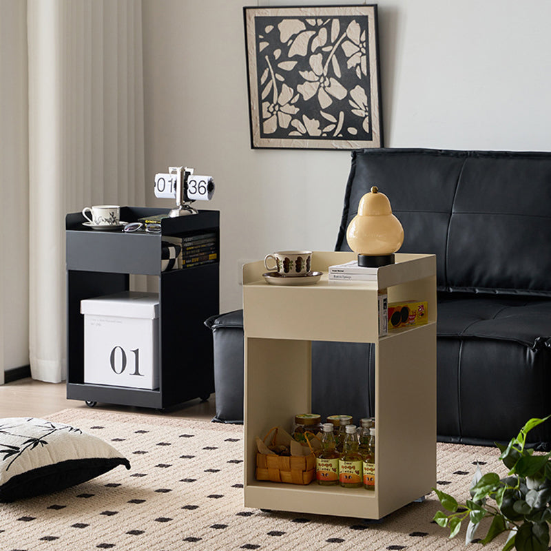 Zeitgenössischer Retro-Karbonstahl quadratischer beweglicher Beistelltisch 3-stufig mit versteckten Rollen für das Wohnzimmer 