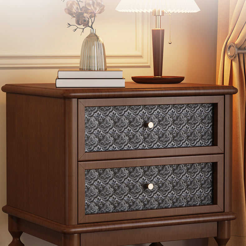 Mesita de noche rectangular contemporánea retro de madera de caucho, vidrio y metal con 2 cajones para almacenamiento junto a la cama 