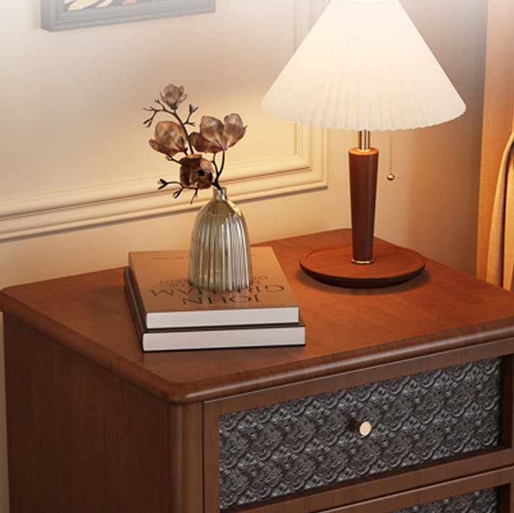 Mesita de noche rectangular contemporánea retro de madera de caucho, vidrio y metal con 2 cajones para almacenamiento junto a la cama 