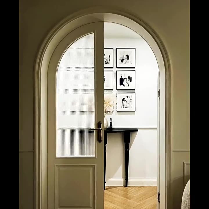 Mesa Consola de Madera Francesa Tradicional con Columna Romana de Medio Redondo y Diseño Simétrico para Entrada 