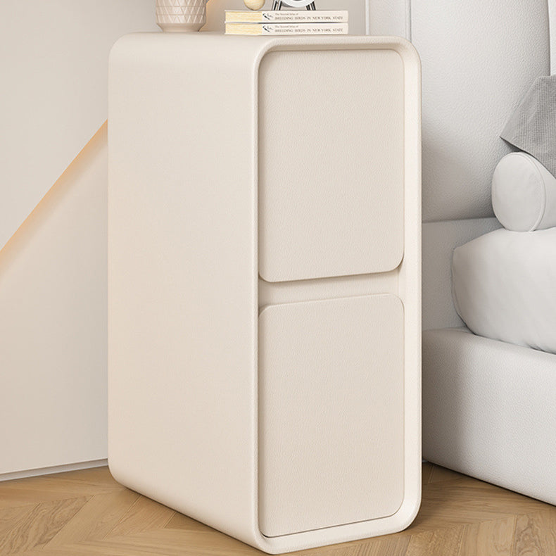 Moderner minimalistischer Nachttisch aus Massivholz und Mikrofaserleder in rechteckiger, schmaler Form mit 2 Schubladen für das Schlafzimmer 