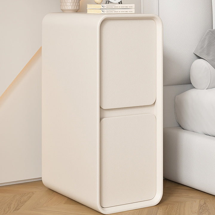 Moderner minimalistischer Nachttisch aus Massivholz und Mikrofaserleder in rechteckiger, schmaler Form mit 2 Schubladen für das Schlafzimmer 