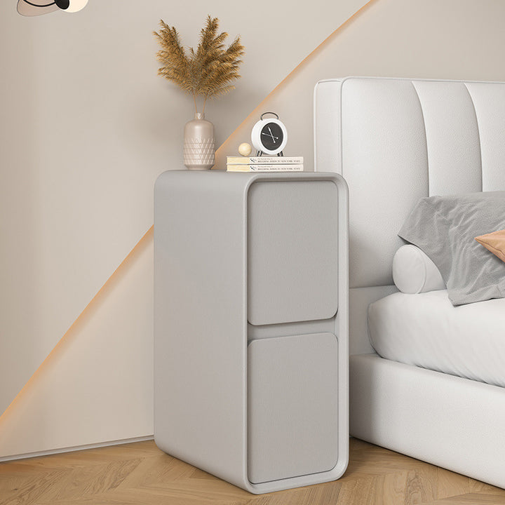 Moderner minimalistischer Nachttisch aus Massivholz und Mikrofaserleder in rechteckiger, schmaler Form mit 2 Schubladen für das Schlafzimmer 
